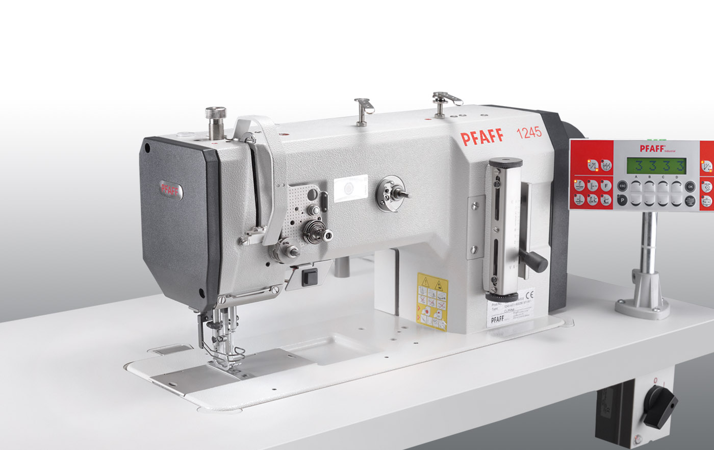 PFAFF 1245 Одноигольная машина челночного стежка с плоской платформой с нижним, игольным и верхним продвижением материала.