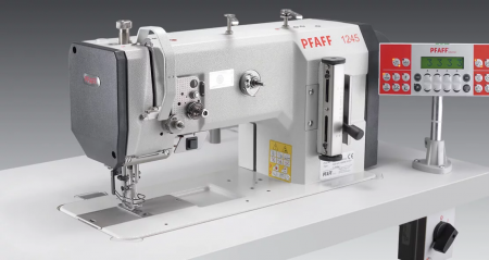 PFAFF 1245 Одноигольная машина челночного стежка с плоской платформой с нижним, игольным и верхним продвижением материала.