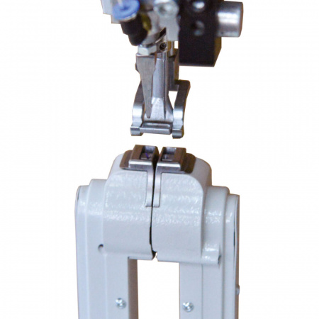 Cometa VCA 40 02 XXS 2 NEEDLES – H230 PO  Двухигольная колонковая швейная машина c отодвигаемой колонкой для декоративных строчек. Челночный стежок, тройной транспортер 