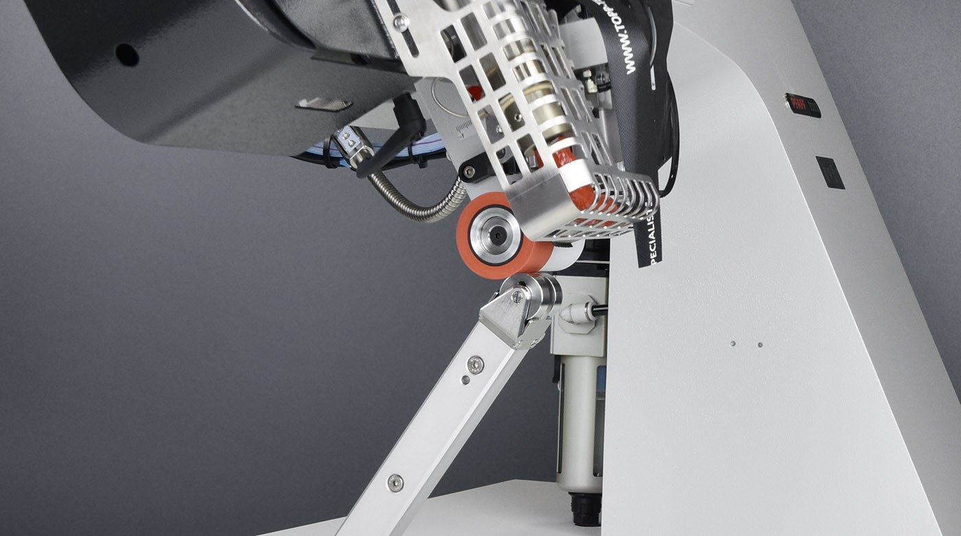 PFAFF 8303i Специальная сварочная машина для герметизации швов термопластичными лентами с помощью горячего воздуха