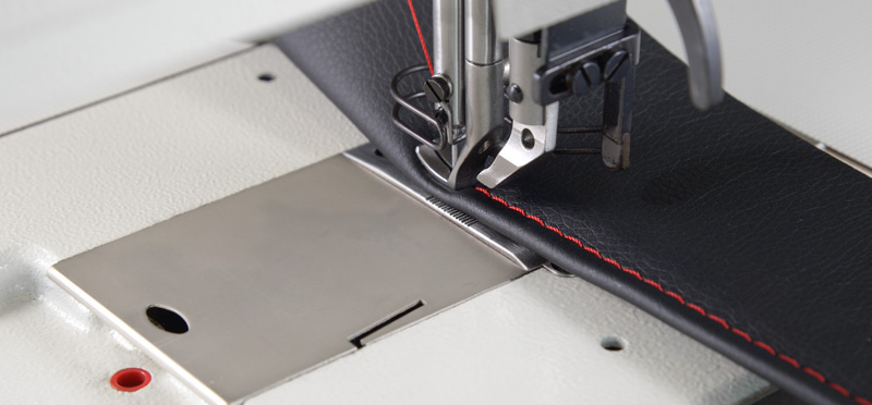 PFAFF 1245 Одноигольная машина челночного стежка с плоской платформой с нижним, игольным и верхним продвижением материала.